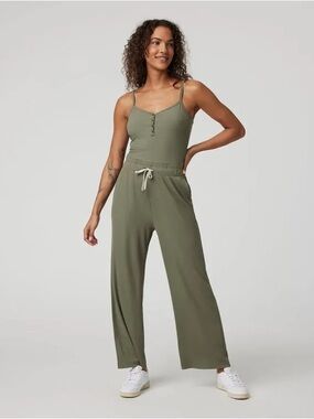 Vuori Pose Henley Athletic Jumpsuit Green Sz S Ribbed Wide Leg Built in Bra